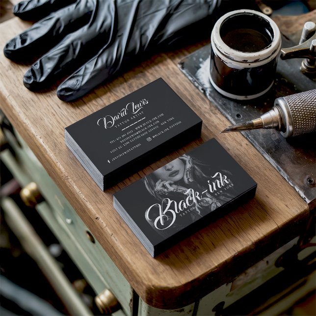 Cartes de visite en typrographie d'artiste tattooe (Tattoo artist black photo white script typography)