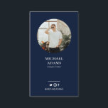 Cartes de visite professionnelles photo bleu marin<br><div class="desc">Présentez votre entreprise ou votre marque personnelle avec ce modèle de carte de visite professionnelle photo bleu marine et blanc. Ce design comprend des icônes de médias sociaux (Twitter, Instagram et Facebook). Parfait pour les entreprises créatives et les professionnels qui apprécient la simplicité. Du papier à lettre et des produits...</div>