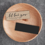 Cartes De Visite Rustic Kraft Relax Script Mariage Laissez l'Amour<br><div class="desc">Cette carte kraft mini rustique avec les mots "let love grow" en écriture relax gris foncé fait une excellente étiquette de cadeau de mariage pour votre cadeau de mariage végétal.</div>