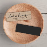 Cartes De Visite Rustic Kraft Relax Script Mariage Love est en trai<br><div class="desc">Cette mini carte kraft rustique avec les mots "l'amour est en train de brasser" dans un script de relax gris foncé fait une grande marque de faveur de mariage. Il est facile de personnaliser ; il suffit de remplacer le texte de l'espace réservé pour ajouter vos propres informations. Pour plus...</div>