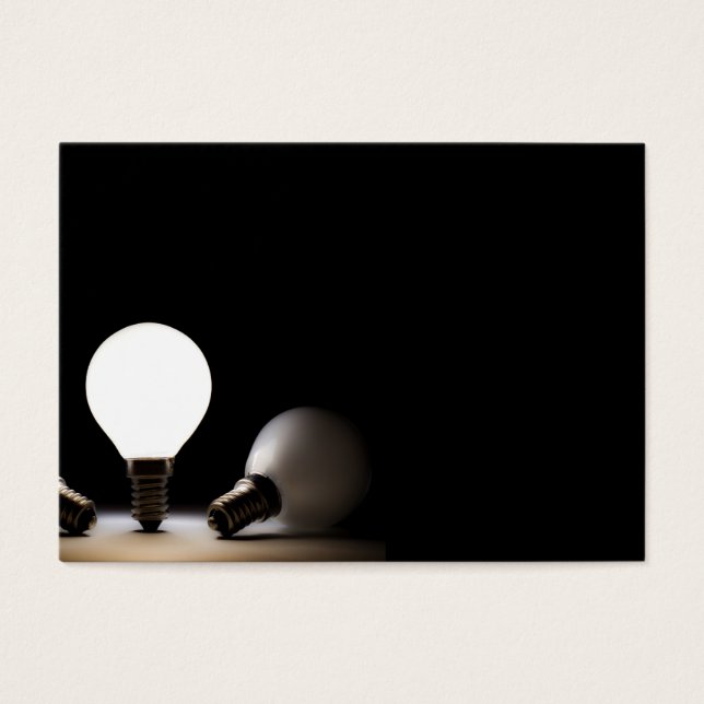 Cartes De Visite Une ampoule brillant dans un espace sombre (Devant)