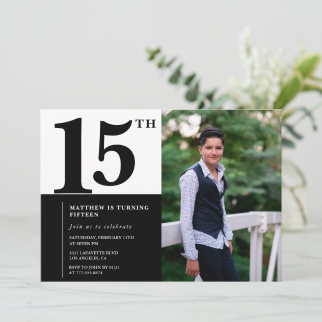 Cartes d'invitation 15 ans noires Élégant Chic (Debout devant)