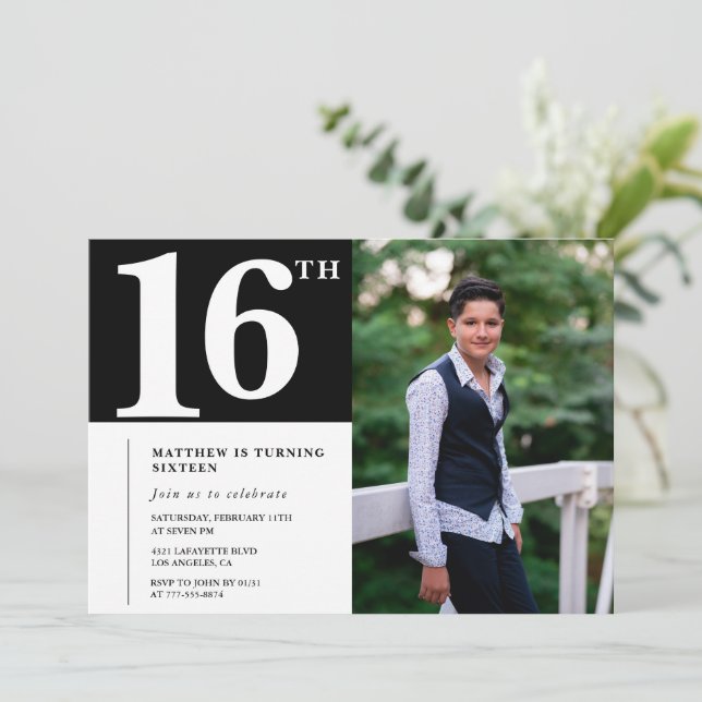 Cartes d'invitation 16 ans noires Moderne Chic Pho (Debout devant)