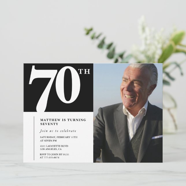 Cartes d'invitation 70 ans noir Moderne Chic Photo (Debout devant)