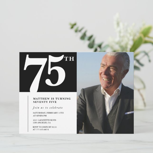 Cartes d'invitation 75 ans noires Moderne Chic Pho (Debout devant)