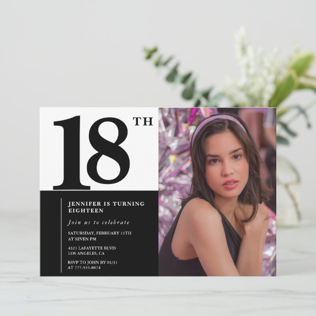 Cartes d'invitation d'anniversaire 18 ans noires É (Debout devant)