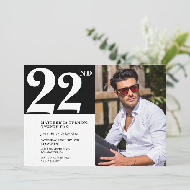 Cartes d'invitation d'anniversaire 22 ans noir et  (Debout devant)