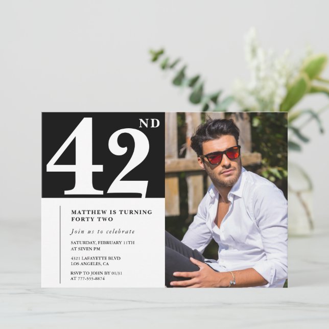 Cartes d'invitation d'anniversaire 42 ans Noir et  (Debout devant)