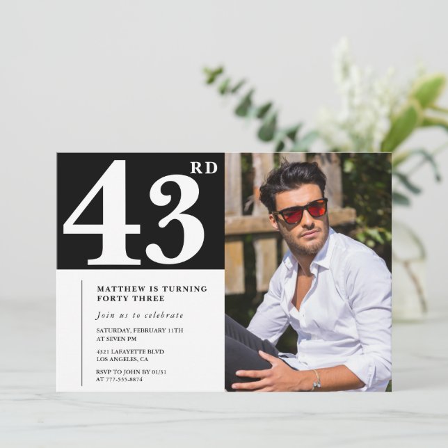 Cartes d'invitation d'anniversaire 43 ans en noir  (Debout devant)