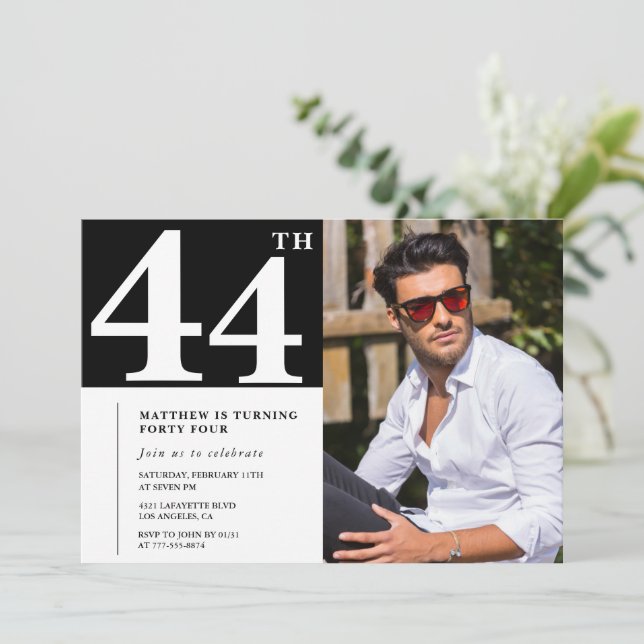 Cartes d'invitation d'anniversaire 44 ans en noir  (Debout devant)