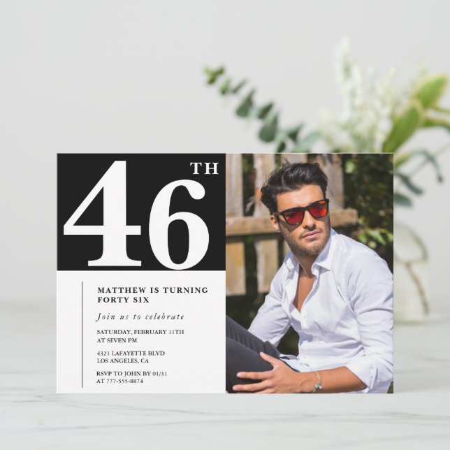Cartes d'invitation d'anniversaire 46 ans en noir  (Debout devant)