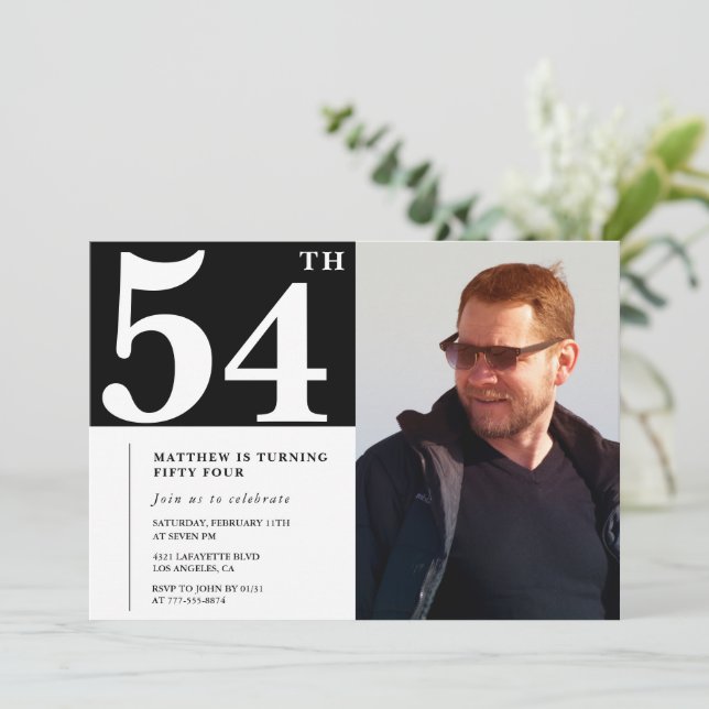 Cartes d'invitation d'anniversaire 54 ans en noir  (Debout devant)