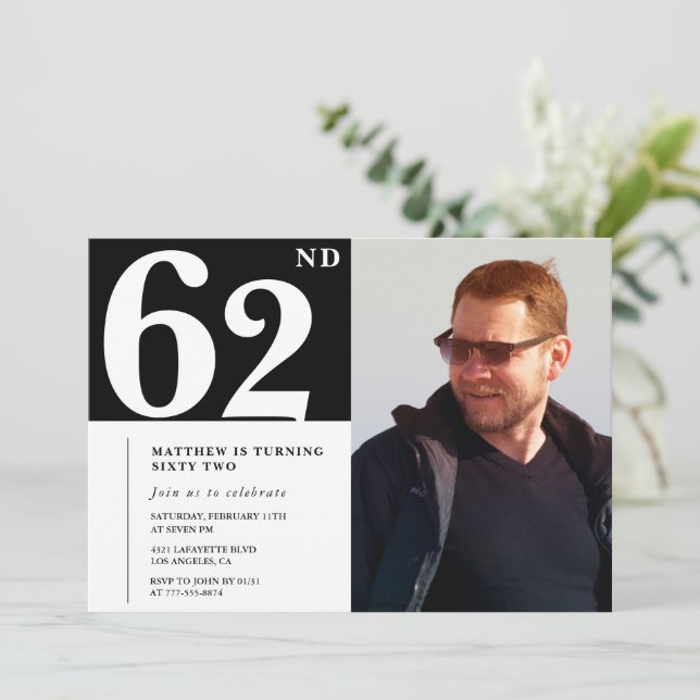 Cartes d'invitation d'anniversaire 62 ans en noir  (Debout devant)