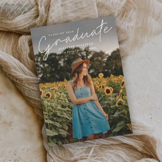 Cartes d'invitation de remise de diplômes avec pho (Modern handwritten script 3 photo graduation invitations.)