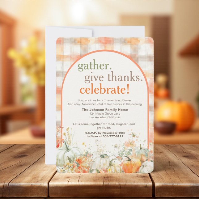 Cartes d'invitation de Thanksgiving pour rassemble (Gather Give Thanks Celebrate arch Thanksgiving invitation card with gingham pattern”)