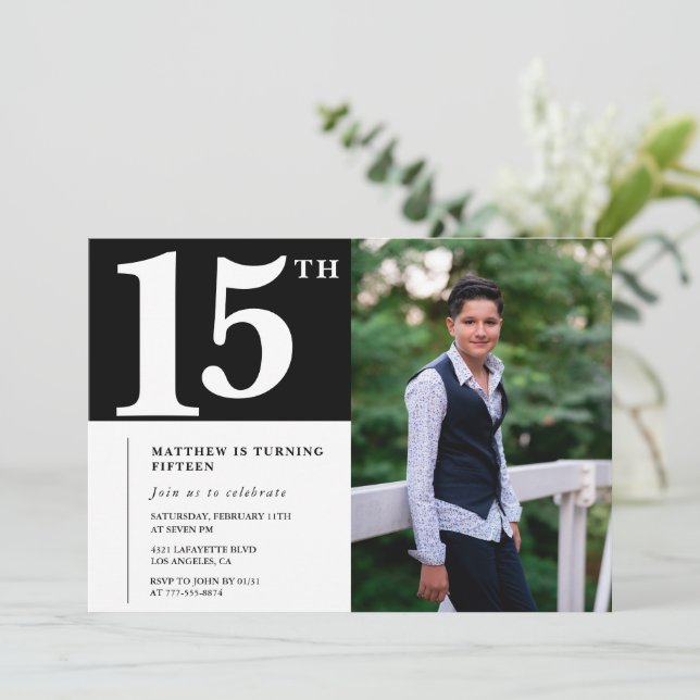 Cartes d'invitation pour 15 ans noires Moderne Chi (Debout devant)