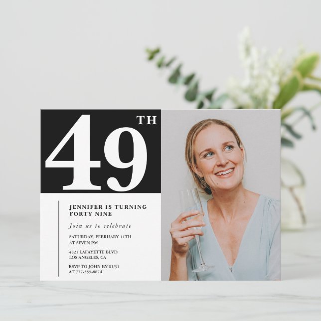 Cartes d'invitation pour 49e anniversaire en photo (Debout devant)