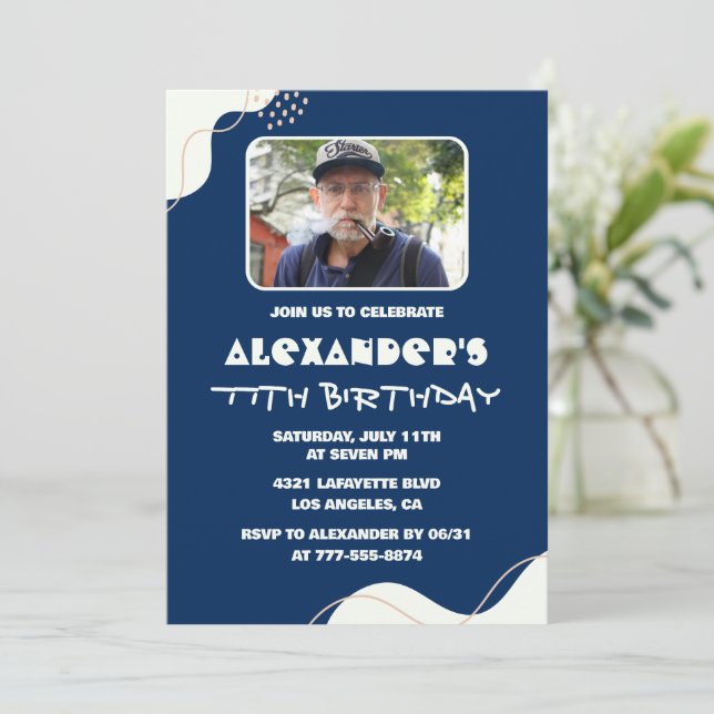 Cartes d'invitation pour les 77 ans avec photo d'h (Debout devant)