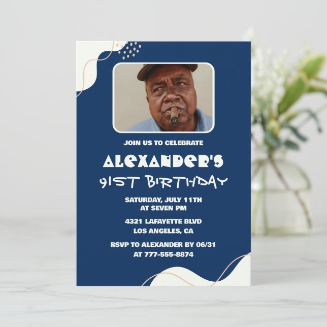 Cartes d'invitation pour les 91 ans Simple Men Pho (Debout devant)