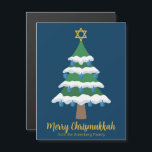 Cartes magnétiques avec un arbre de Chrismukkah mi<br><div class="desc">Cette carte magnétique de Merry Chrismukkah présente un arbre de Noël vert décoré d'ornements de dreidel bleus et d'une étoile juive de David en or au sommet pour Hanukkah pour combiner les 2 fêtes pour une famille qui célèbre les deux. Des aimants cool.</div>