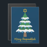 Cartes magnétiques avec un arbre de Chrismukkah mi<br><div class="desc">Cette carte magnétique de Merry Chrismukkah présente un arbre de Noël vert décoré d'ornements de dreidel bleus et d'une étoile juive de David en or au sommet pour Hanukkah pour combiner les 2 fêtes pour une famille qui célèbre les deux. Des aimants cool.</div>