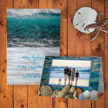Cartes photos de Noël des Beach Shells<br><div class="desc">Carte de voeux de Noël de plage avec photo à l'avant et frontière réaliste de coquillages le long du fond. Ouvrez pour trouver un message personnel et une signature avec l'arrière - plan de l'eau de mer. Parfait pour toute famille amoureuse de la plage à envoyer aux vacances. Choisissez la...</div>