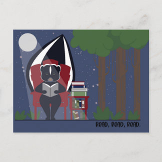 Cartes postales de mouffette lisant dans la forêt