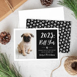 Cartes Pour Fêtes Annuelles 2022 Ruff Year Black Funny Chien Photo<br><div class="desc">Un carte photo de vacances à thème pour chien Ruff Year 2022 amusant présente une photo de votre chiot à côté du texte manuscrit moderne et du texte personnalisé que vous pouvez personnaliser avec un message personnalisé de jour férié et de nouvelle année, le nom de votre chien de compagnie,...</div>