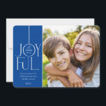 Cartes Pour Fêtes Annuelles 2023 FAMILY PHOTO élégant type moderne JEUX bleu<br><div class="desc">par kat massard >>> WWW.SIMPLYSWEETPAPERIE.COM <<< Un design de carte élégant avec la citation "JOYFUL" avec un style de script élégant combiné à la typographie serif, et couleur simple sur le côté arrière, vous donnant l'occasion d'écrire à la main un message personnel. Avec une photo en forme de carré à...</div>
