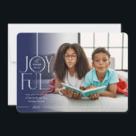 Cartes Pour Fêtes Annuelles 2023 FAMILY PHOTO élégant type moderne marine fond<br><div class="desc">par kat massard >>> WWW.SIMPLYSWEETPAPERIE.COM <<< Un design de carte élégant avec la citation "JOYFUL" avec un style de script élégant combiné à la typographie serif, et couleur simple sur le côté arrière, vous donnant l'occasion d'écrire à la main un message personnel. Avec une photo en forme de carré à...</div>