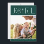 Cartes Pour Fêtes Annuelles 2023 FAMILY PHOTO moderne élégant JOIGNEUX vert<br><div class="desc">par kat massard >>> WWW.SIMPLYSWEETPAPERIE.COM <<< Un design de carte élégant avec la citation "JOYFUL" avec un style de script élégant combiné à la typographie serif, et couleur simple sur le côté arrière, vous donnant l'occasion d'écrire à la main un message personnel. Avec une photo en forme de carré à...</div>