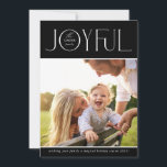 Cartes Pour Fêtes Annuelles 2023 FAMILY PHOTO moderne élégant JOYFUL noir<br><div class="desc">par kat massard >>> WWW.SIMPLYSWEETPAPERIE.COM <<< Un design de carte élégant avec la citation "JOYFUL" avec un style de script élégant combiné à la typographie serif, et couleur simple sur le côté arrière, vous donnant l'occasion d'écrire à la main un message personnel. Avec une photo en forme de carré à...</div>