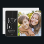 Cartes Pour Fêtes Annuelles 2023 FAMILY PHOTO police élégante moderne JOYFUL n<br><div class="desc">par kat massard >>> WWW.SIMPLYSWEETPAPERIE.COM <<< Un design de carte élégant avec la citation "JOYFUL" avec un style de script élégant combiné à la typographie serif, et couleur simple sur le côté arrière, vous donnant l'occasion d'écrire à la main un message personnel. Avec une photo en forme de carré à...</div>