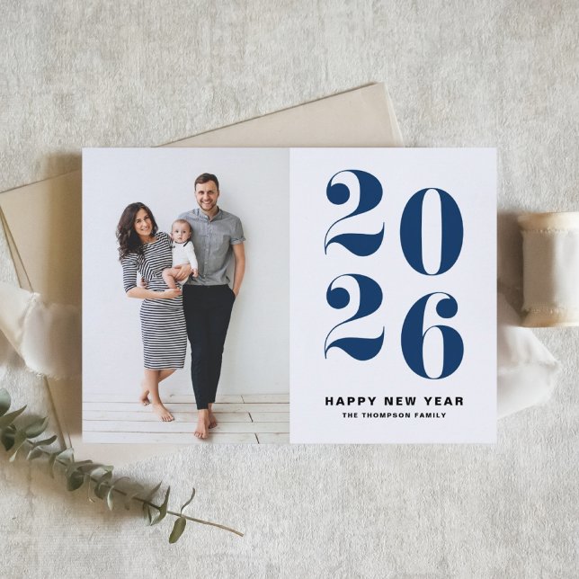 Cartes Pour Fêtes Annuelles 2025 Marine Blue Bold Typographie Nouvel An Photo (Customizable navy blue Happy New Year Photo Card featuring 2026 in retro bold typography.)