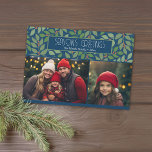 Cartes Pour Fêtes Annuelles 2 Photo Collage Bonnes Fêtes botaniques Marine<br><div class="desc">Des nuances de feuilles botaniques verts avec des baies rouges de corail - Un design fantaisiste avec un 2 collage photo sur le devant et un motif moderne à branche d'eucalyptus sur le dos. Le salut est une police de fête art déco simple et peut être changée pour correspondre à...</div>