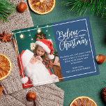 Cartes Pour Fêtes Annuelles 2 photos de famille bleu Croyez en la magie de Noë<br><div class="desc">Carte postale moderne de voeux de Noël avec l'un de vos portraits de famille de Noël préférés à gauche, complétée par un vrai cadre en feuille d'or et un libellé qui dit "Croyez en la magie de Noël" sur la droite sur un arrière - plan bleu classique, personnalisable avec votre...</div>