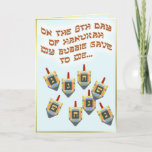 Cartes Pour Fêtes Annuelles 8 dreidels<br><div class="desc">Attends une minute ici...  Je ne me souviens pas des rêves des Douze Jours de Noël ! Peut-être qu'il devrait y en avoir. C'est une carte amusante qui est idéale pour les familles de confessions mixtes. Heureux Hanoukka !</div>