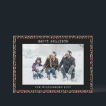 Cartes Pour Fêtes Annuelles Abstrait point rose noir personnalisé photo vacanc<br><div class="desc">Envoyez vos souhaits de vacances chaleureux avec cette carte de vacances photo tendance avec un nom de famille personnalisé et un motif abstrait de points noirs et roses. Le design élégant ajoute une touche moderne à vos salutations saisonnières, tandis que la touche personnalisée le rend unique. Parfait pour présenter votre...</div>