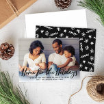 Cartes Pour Fêtes Annuelles Accueil pour les vacances Black Modern Script Phot<br><div class="desc">La carte photo de Noël "Accueil pour les Fêtes" est dotée d'un design moderne de lettres en noir brossé avec du texte personnalisé qui peut être personnalisé comme une superposition avec une photo de famille horizontale préférée à la maison. Un motif d'hiver moderne habille le dos de la carte. La...</div>