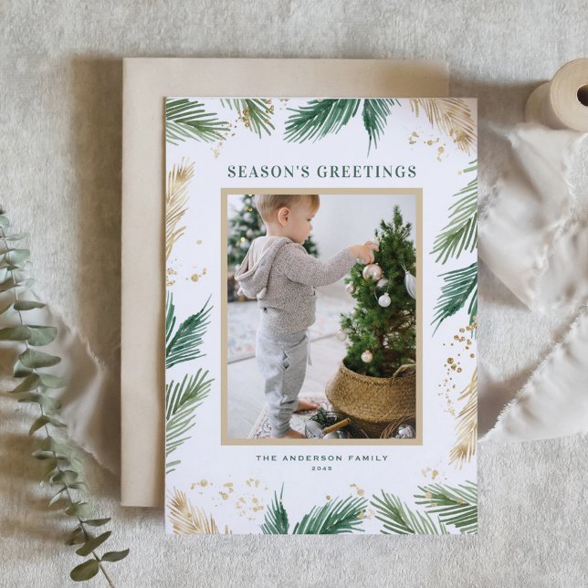 Cartes Pour Fêtes Annuelles Aiguilles de pin de Faux Foil Bonnes Fêtes photo (Green Watercolor and Faux Gold Foil Pine Needles Photo Season's Greetings Holiday Card)