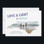 Cartes Pour Fêtes Annuelles Amour et lumière de Caroline du Nord Hanoukka Phot<br><div class="desc">Vous êtes fier d'être originaire de Caroline du Nord, envoyez un peu de fierté d'état léger cette saison de fêtes avec cette photo Hanoukka carte de vacances avec le type texturé en indigo et bleu clair et accentué avec des flocons de neige. Personnalisez avec votre propre message de soutien, emplacement,...</div>