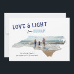 Cartes Pour Fêtes Annuelles Amour et lumière de Caroline du Nord Hanoukka Phot<br><div class="desc">Vous êtes fier d'être originaire de Caroline du Nord, envoyez un peu de fierté d'état léger cette saison de fêtes avec cette photo Hanoukka carte de vacances avec le type texturé en indigo et bleu clair et accentué avec des flocons de neige. Personnalisez avec votre propre message de soutien, emplacement,...</div>
