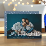 Cartes Pour Fêtes Annuelles Amour, Lumière & Latkes | Hanoukka Photo<br><div class="desc">Un carte photo Hanoukka mignon et léger présente votre photo horizontale ou paysagère préférée avec "amour,  lumière,  loquets" recouvert de lettres blanches agrémentées d'étoiles de David. Personnalisez avec votre salutation Hanoukka,  les noms et l'année en dessous. Les cartes sont retournées à un motif de neige et d'étoiles.</div>