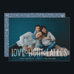 Cartes Pour Fêtes Annuelles Amour, Lumière & Latkes | Hanoukka Photo<br><div class="desc">Un carte photo Hanoukka mignon et léger présente votre photo horizontale ou paysagère préférée avec "amour,  lumière,  loquets" recouvert de lettres blanches agrémentées d'étoiles de David. Personnalisez avec votre salutation Hanoukka,  les noms et l'année en dessous. Les cartes sont retournées à un motif de neige et d'étoiles.</div>