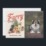 CARTES POUR FÊTES ANNUELLES ANIMAL DE FROID ET BRILLANT CHRISTMAS CHIEN<br><div class="desc">Nos cartes postales de Noël d'inspiration furieuse présentent une image rétro vintage de trois chiens mignons sous les arbres de Noël parmi les cadeaux et les cadeaux et la citation fantaisiste 'FURRY AND BRIGHT' en police vintage rétro. Ajoutez votre photo de chien ou de chat, ou même un portrait de...</div>
