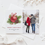 Cartes Pour Fêtes Annuelles Aquarelle Boule rouge ornement photo Noël<br><div class="desc">Joyeux Noël | Envoyez des voeux de vacances à votre famille et à vos amis avec cette carte postale de Noël personnalisable. Il présente un ornement festif de boule rouge aquarelle avec des fraises d'hiver, des pinecones et des aiguilles de pin. Personnalisez en ajoutant vos détails. Cette carte postale de...</div>