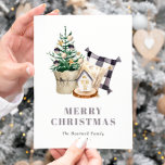 Cartes Pour Fêtes Annuelles Aquarelle Ferme Noël rustique<br><div class="desc">Cette carte postale rustique et confortable présente une aquarelle illustrant des coussins de style ferme, un arbre de Noël miniature et une minuscule maison. Les mots "MERRY CHRISTMAS" apparaissent dans des lettres serif grises qui se coordonnent avec l'art. Ajoutez le nom de votre famille et l'année en italique gris charbon,...</div>
