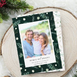 Cartes Pour Fêtes Annuelles Aquarelle joyeuse et brillante Végétation hivernal<br><div class="desc">Noël moderne et simple | carte photo de vacances sur un arrière - plan motif vert et blanc de verdure d'hiver. Pour une personnalisation plus avancée de cette conception,  cliquez sur le BOUTON OUTIL DESIGN BLEU pour modifier la police,  la taille et la couleur.</div>