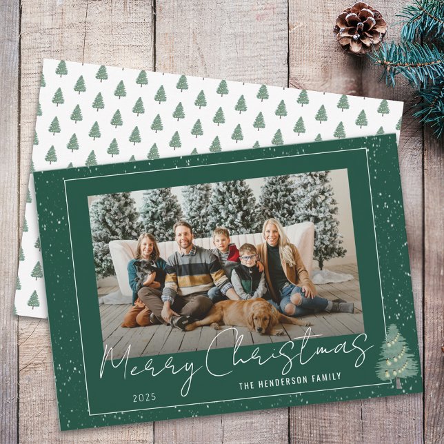 Cartes Pour Fêtes Annuelles Aquarelle moderne Bois neige Photo de Noël (Modern woodland snow christmas family photo green & white stylish whimsical script holiday flat card)