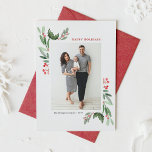 Cartes Pour Fêtes Annuelles Aquarelle Red Winterberry et Holly Photo<br><div class="desc">Envoyez une joie festive dans le style avec notre carte de vacances photo personnalisable avec l'aquarelle sainte et l'airelle. Ce design de carte de vacances botanique combine la beauté intemporelle des feuilles de l'aquarelle avec le charme saisonnier des fraises d'hiver. Parfait pour les familles, les amis ou les salutations d'entreprise,...</div>